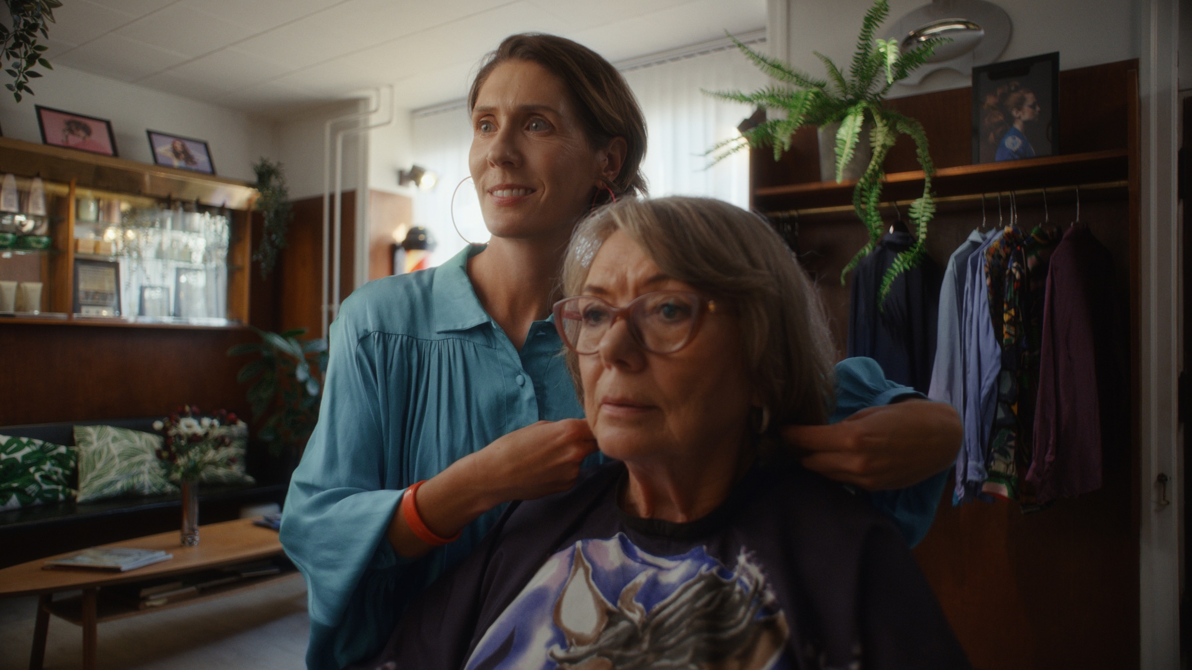 Hairdresser preparing a customer in the Dinero Pro campaign