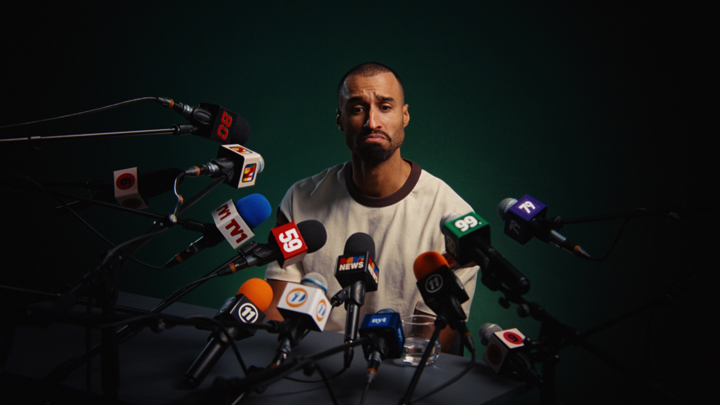 Alternate press conference scene from Skift Regnskab