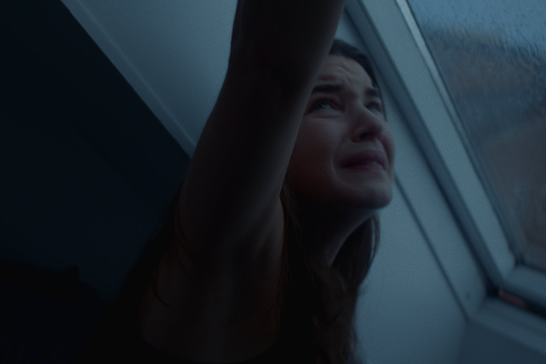 Karen distressed in the shower in Hysterisk